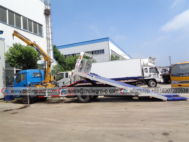 Dongfeng RHD 5 ton wrecker towing truck installed XCMG 3.2 ton knuckle crane