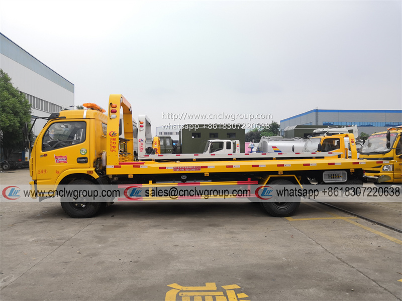 Dongfeng 4 ton one-tow-two flat bed wrecker recovery tow truck for sale