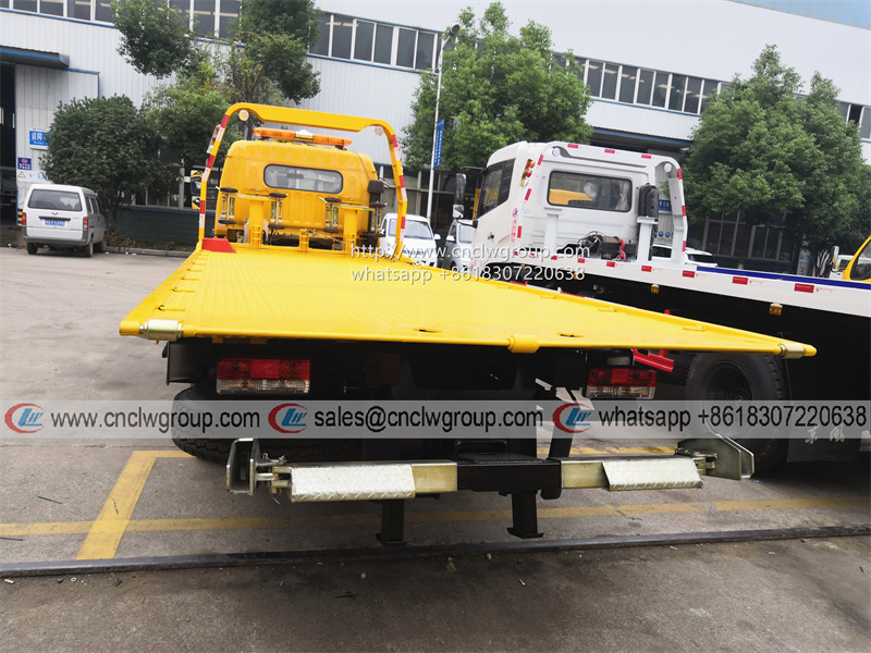 Dongfeng 4 ton one-tow-two flat bed wrecker recovery tow truck for sale