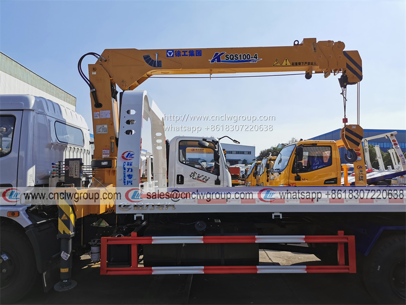 Dongfeng 4 ton crane wrecker tow car rescue recovery truck mounted XCMG 4 ton crane