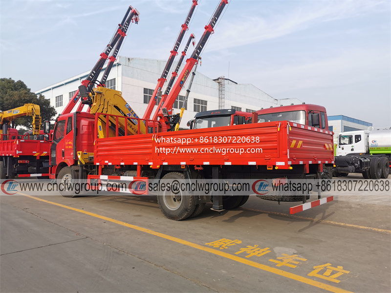 FAW 6 wheel truck mounted xcmg 8 ton knuckle crane