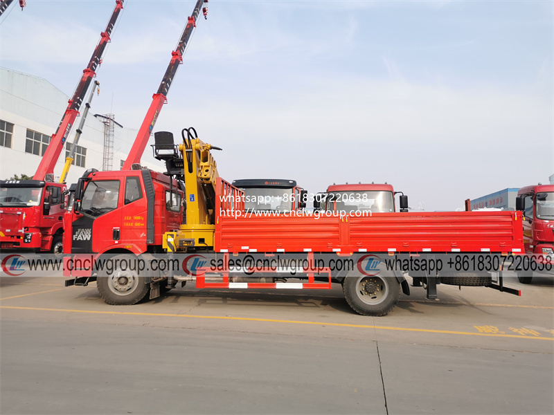 FAW 6 wheel truck mounted xcmg 8 ton knuckle crane