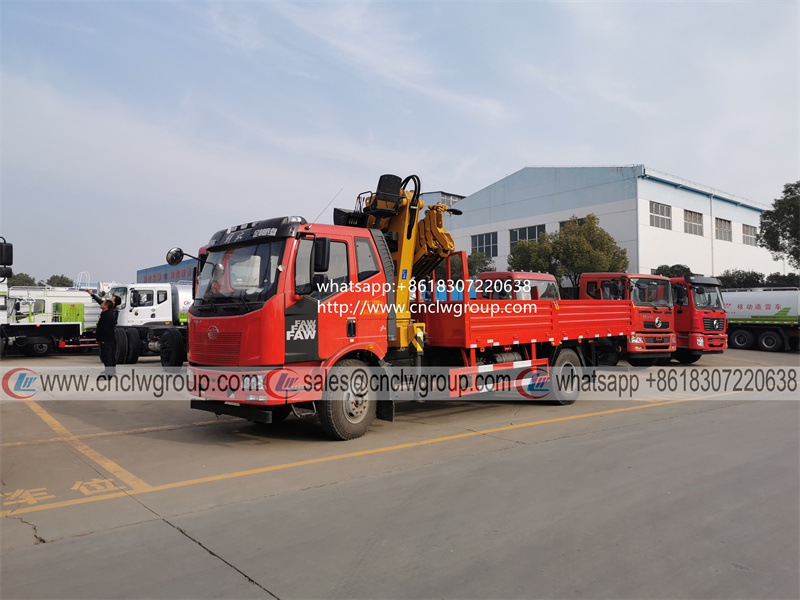 FAW 6 wheel truck mounted xcmg 8 ton knuckle crane