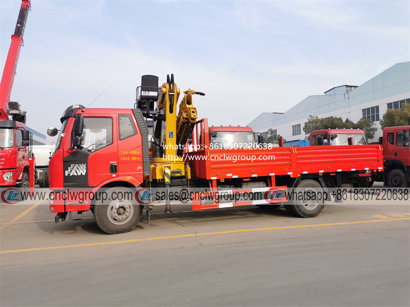 FAW 6 wheel truck mounted xcmg 8 ton knuckle crane