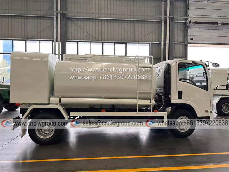 ISUZU 6 wheel 4000 liter fuel tanker with two fuel dispenser units for diesel and gasoline both tank truck