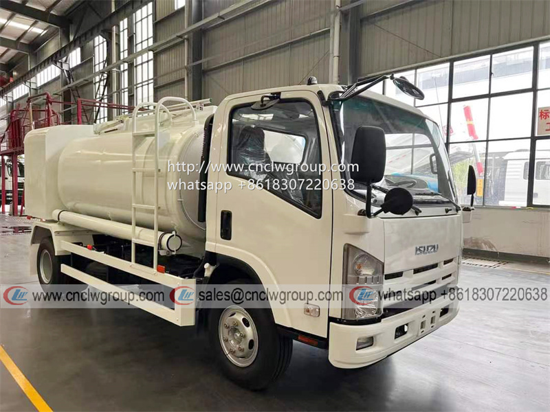 ISUZU 6 wheel 4000 liter fuel tanker with two fuel dispenser units for diesel and gasoline both tank truck