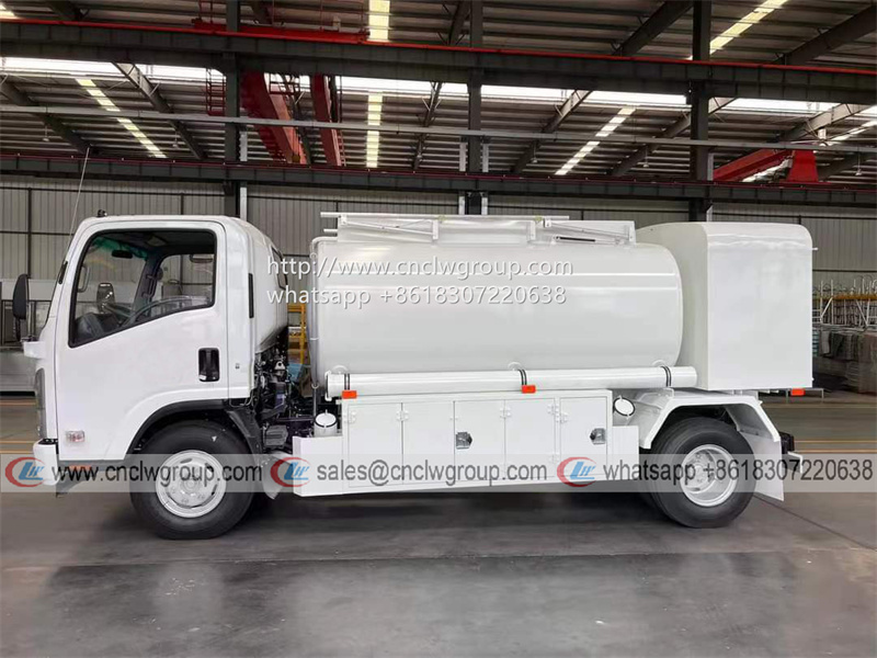 ISUZU 6 wheel 4000 liter fuel tanker with two fuel dispenser units for diesel and gasoline both tank truck