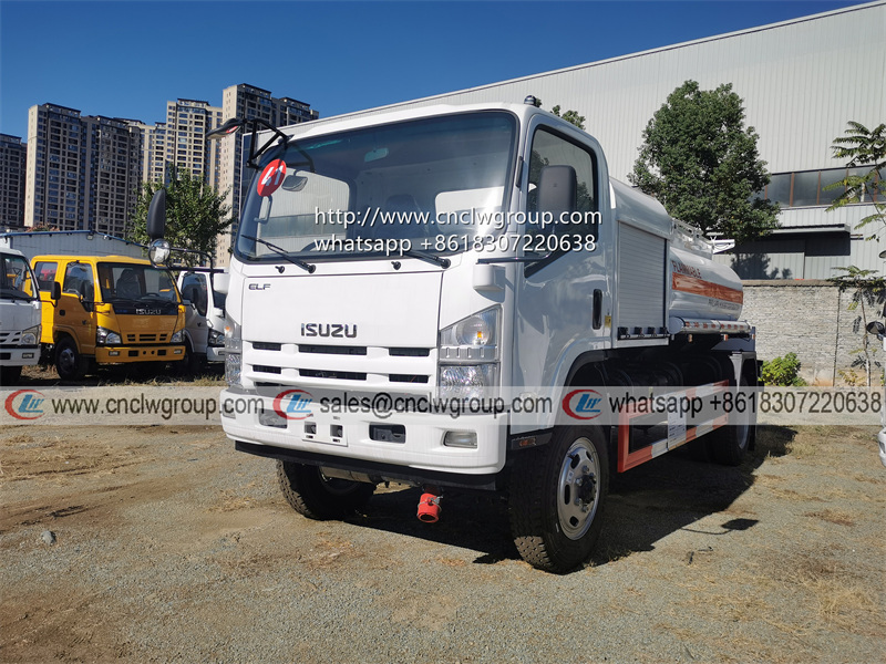 ISUZU NPR 4x4 diesel fuel tank truck mounted fuel dispenser