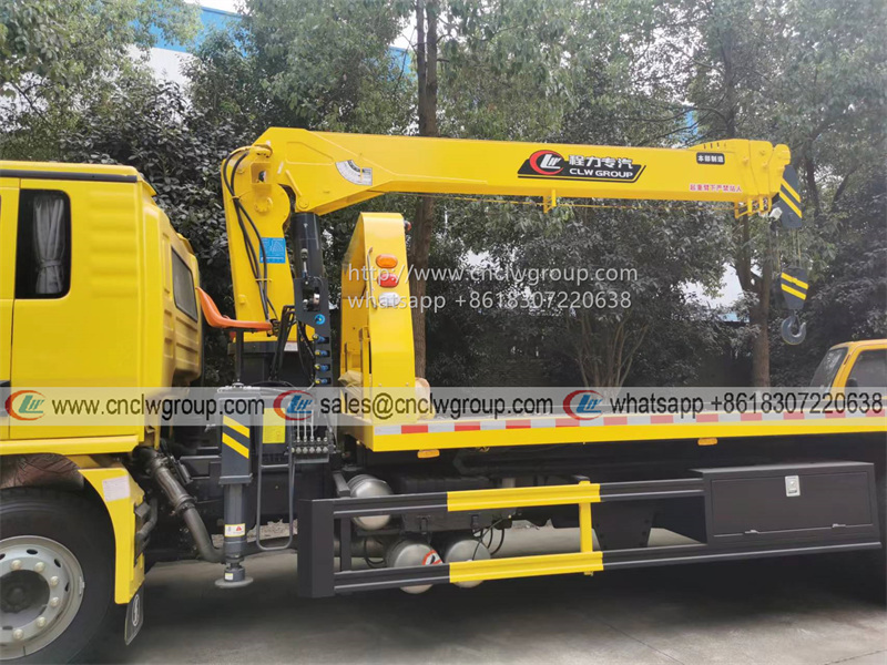 SHACMAN L3000 8 ton wrecker tow truck installed 6.3 ton crane