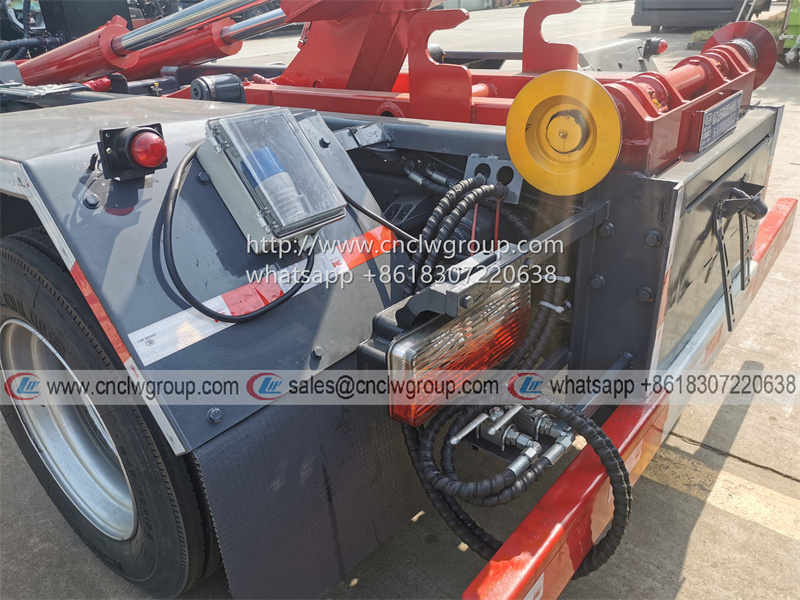 Dongfeng 6 ton 8 ton hooklift garbage truck with construction waste dump box