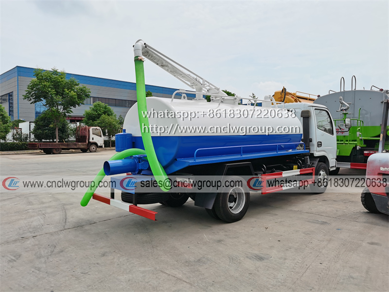 Dongfeng 4x2 5000 liter toilet fecal suction truck