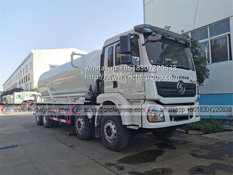 SHACMAN 8x4 25000 liter Vacuum Sewage Suction Truck