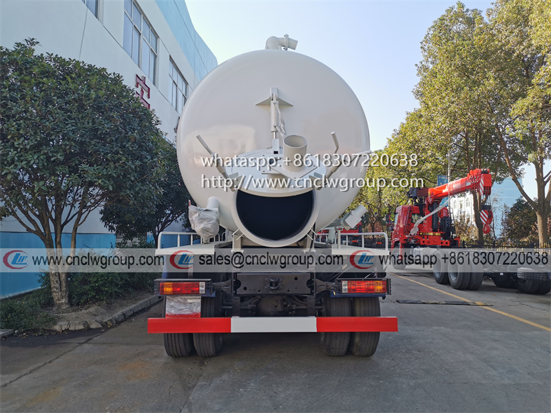SHACMAN 8x4 25000 liter Vacuum Sewage Suction Truck