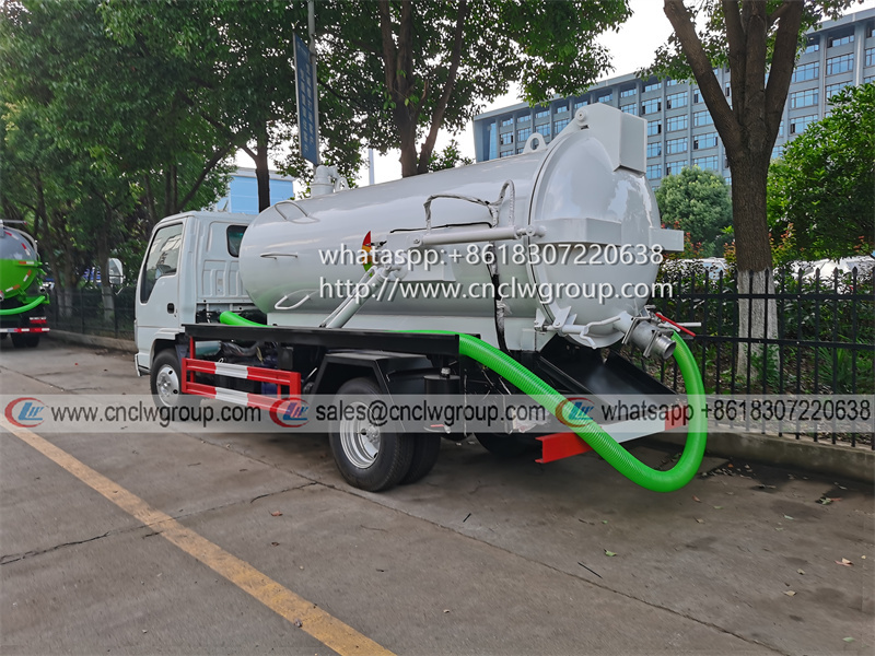 ISUZU NKR/100P 4000 liter Vacuum Toilet Sewage Suction Truck