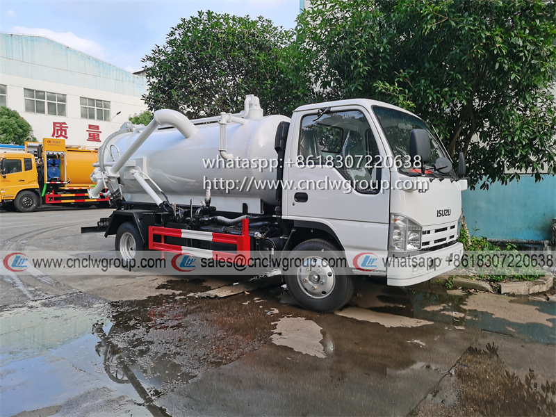 ISUZU NKR/100P 4000 liter Vacuum Toilet Sewage Suction Truck
