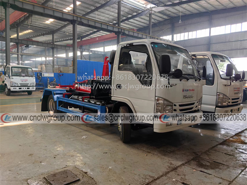 ISUZU 4x2 Hook Lift Garbage Truck with 5cbm Waste Bin