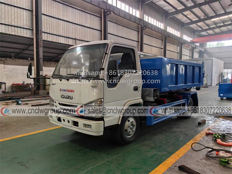ISUZU 4x2 Hook Lift Garbage Truck with 5cbm Waste Bin