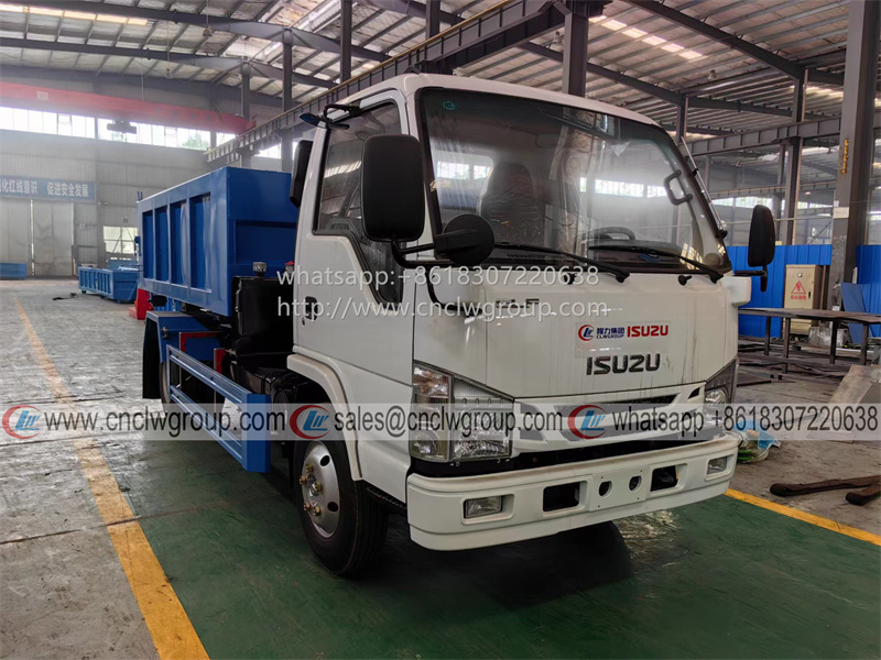 ISUZU 4x2 Hook Lift Garbage Truck with 5cbm Waste Bin
