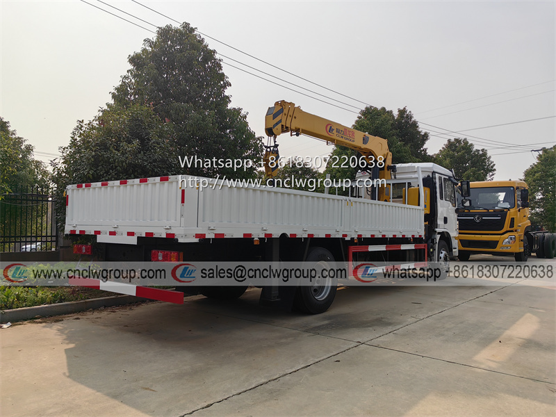SHACMAN L3000 6.3 ton truck mounted crane