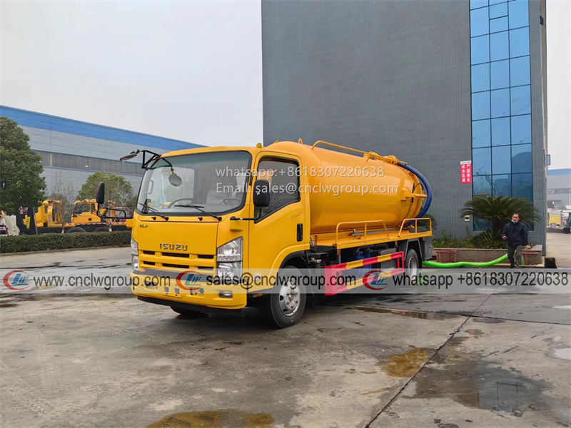ISUZU 700P 8m3 vacuum sewage suction truck