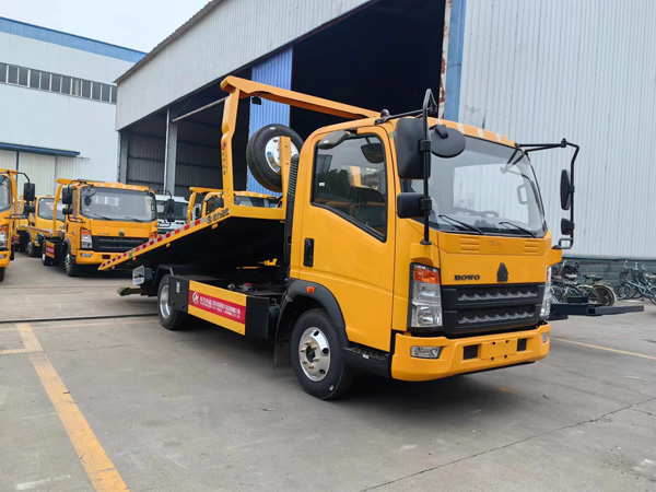 HOWO 4 ton wrecker recovery truck is a good helper to rescue fault cars on road