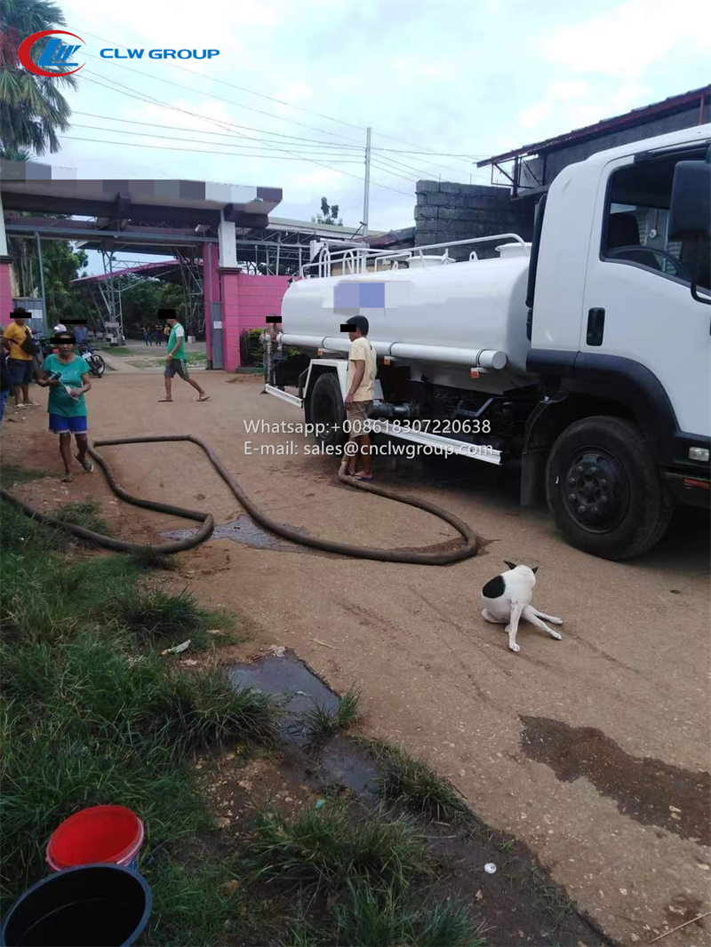 ISUZU NPR 8000 liter stainless steel water tanker truck usage scene in arid areas
