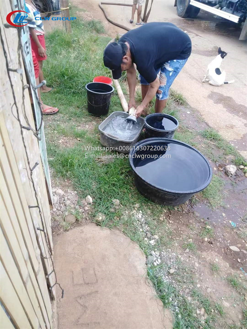 ISUZU NPR 8000 liter stainless steel water tanker truck usage scene in arid areas