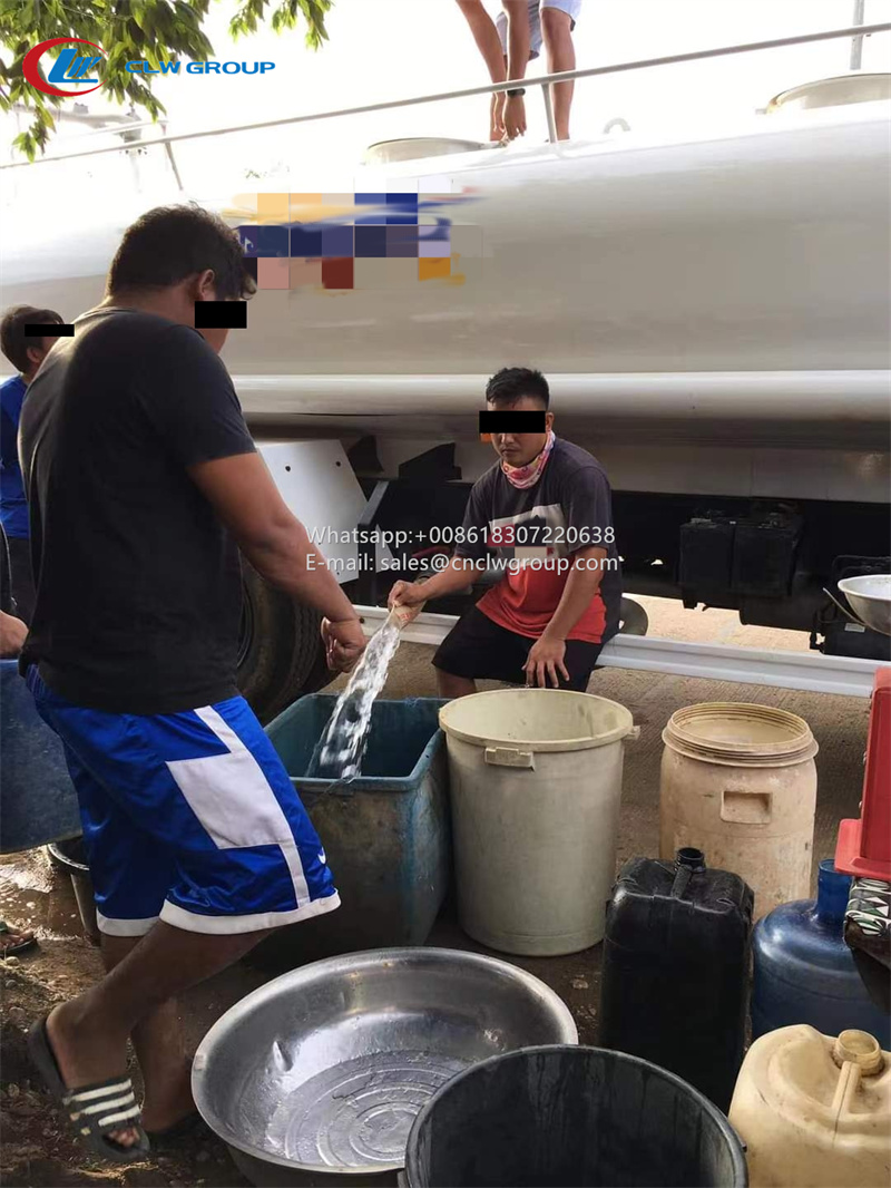 ISUZU NPR 8000 liter stainless steel water tanker truck usage scene in arid areas