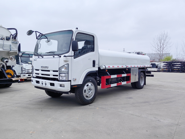 ISUZU NPR Stainless Steel Water Tanker Truck Addressed the Water Shortage Problem for Residents in Arid Areas