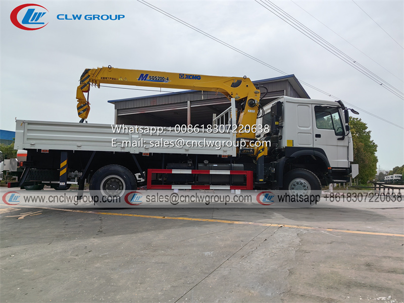 Sinotruk HOWO 4x4 truck mounted crane XCMG SQS200 8 TON Boom