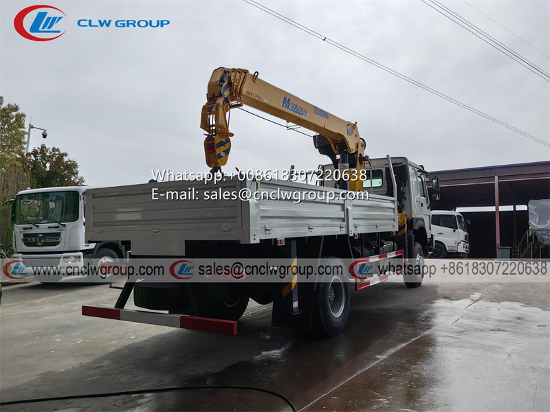 Sinotruk HOWO 4x4 truck mounted crane XCMG SQS200 8 TON Boom