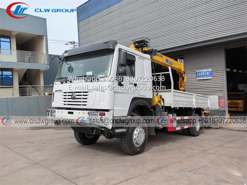 Sinotruk HOWO 4x4 truck mounted crane XCMG SQS200 8 TON Boom