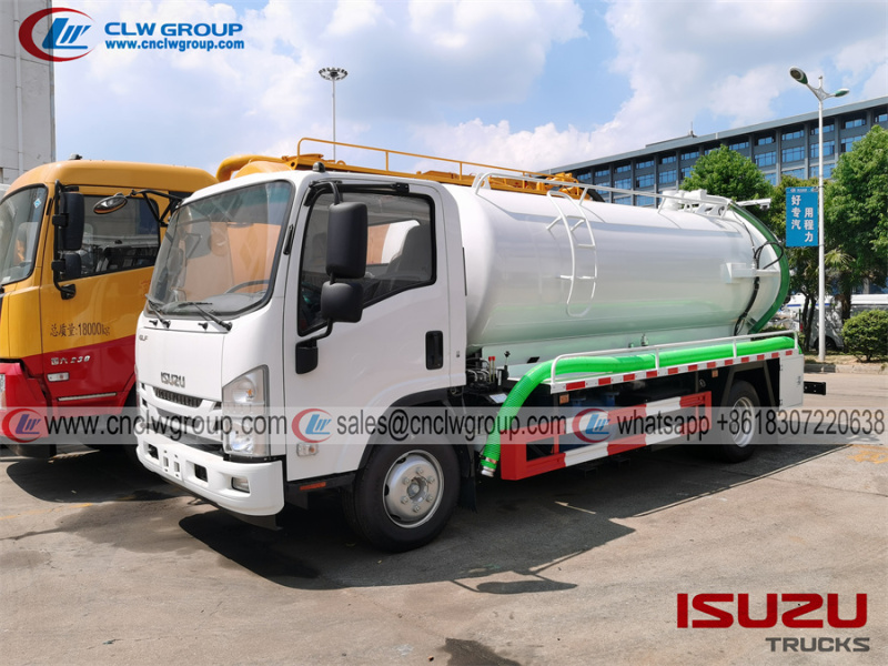 ISUZU 8000L vacuum sewage septic tanker truck