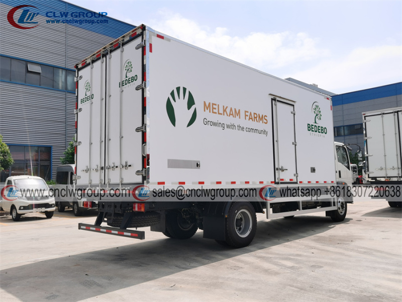 HOWO 4x2 6.8m 10 ton freezer box truck