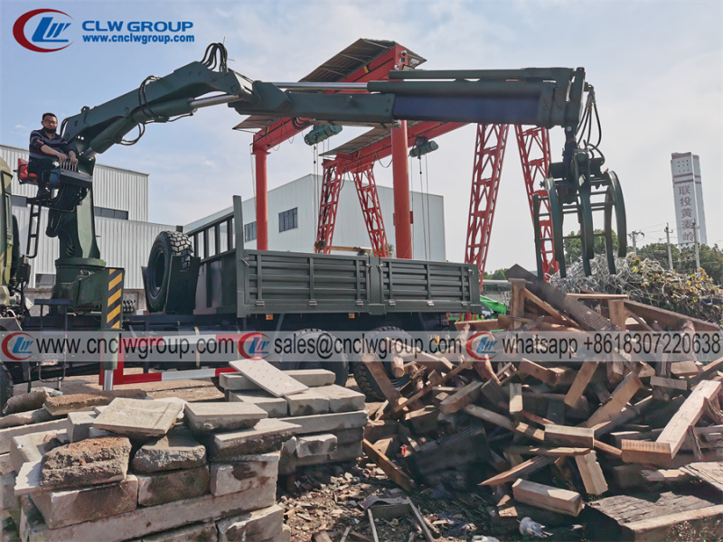 CLW Dongfeng 6x6 off road grabber crane truck for log wood