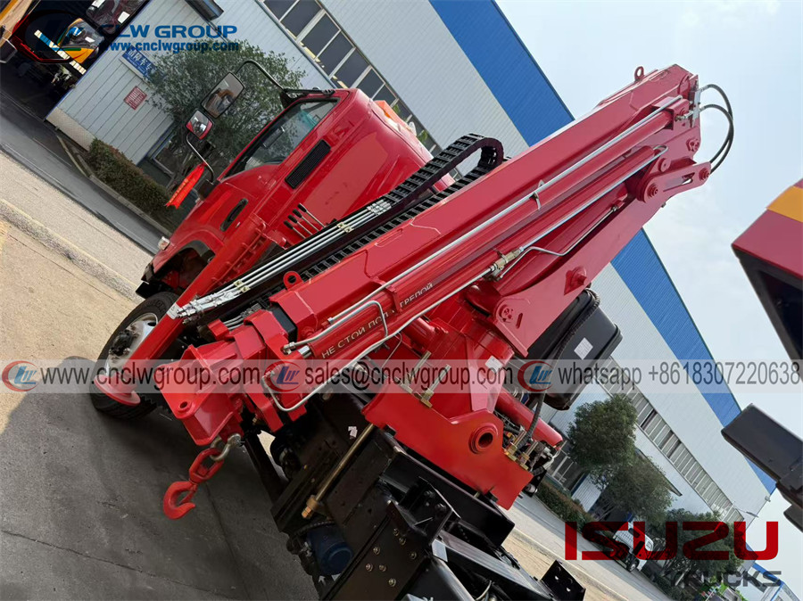 Isuzu 700P 4x4 4wd flat bed type recovery wrecker tow truck with knuckle crane