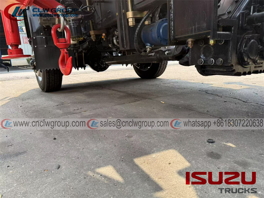 Isuzu 700P 4x4 4wd flat bed type recovery wrecker tow truck with knuckle crane