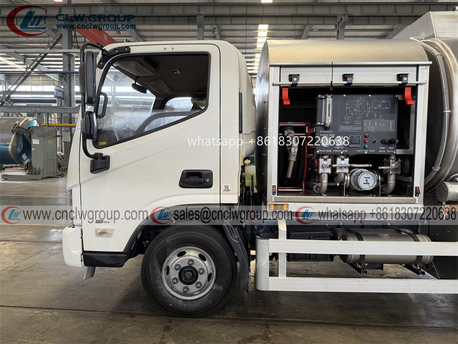 Foton Aumark 8m3 aviation jet-a1 fuel aircraft refueler tanker truck