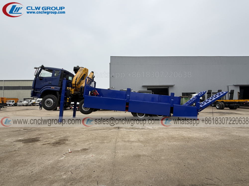 HOWO 8x4 hydraulic lifting self loading flatbed truck mounted knuckle crane