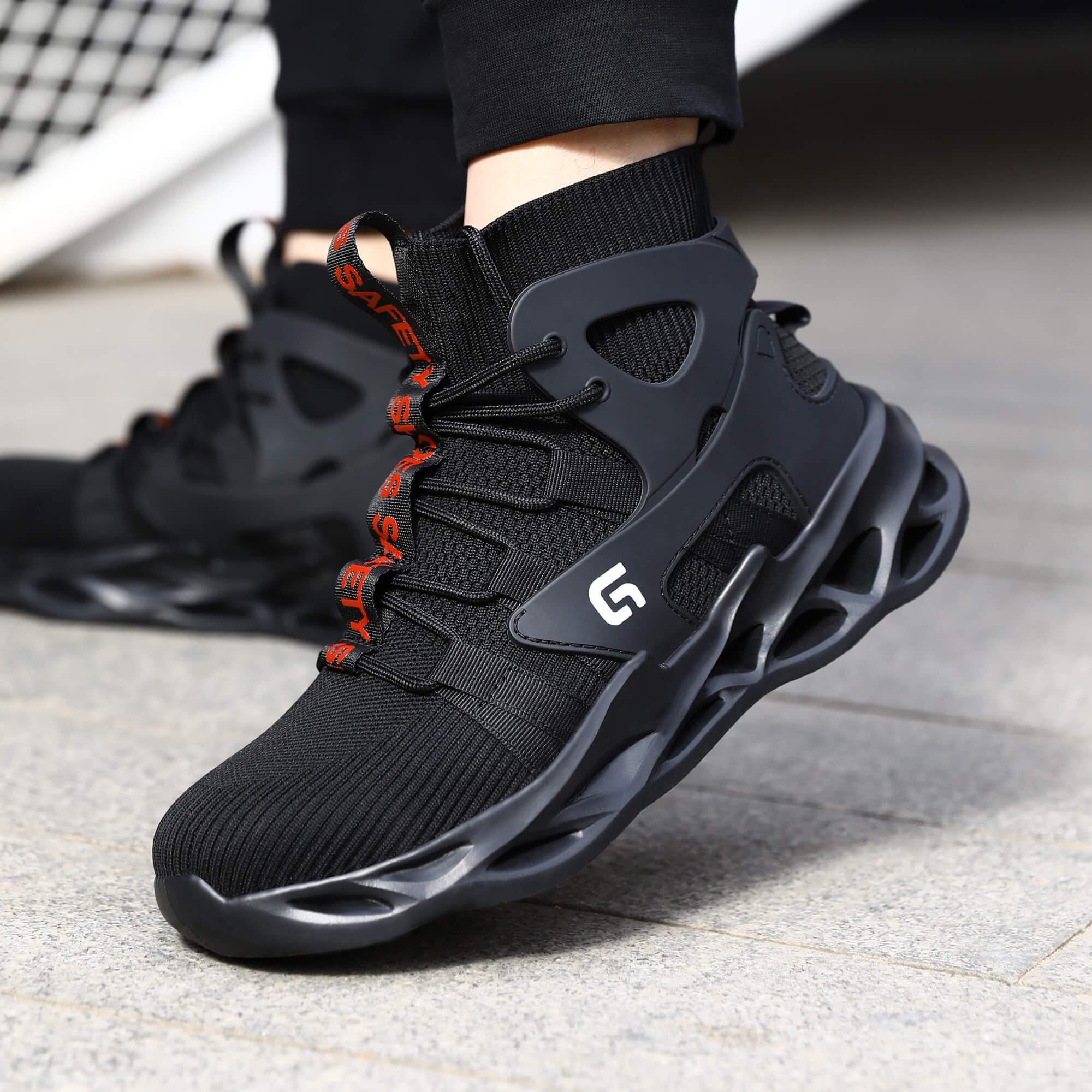 Lightweight safety shoes can accept custom European standard steel toe safety shoes