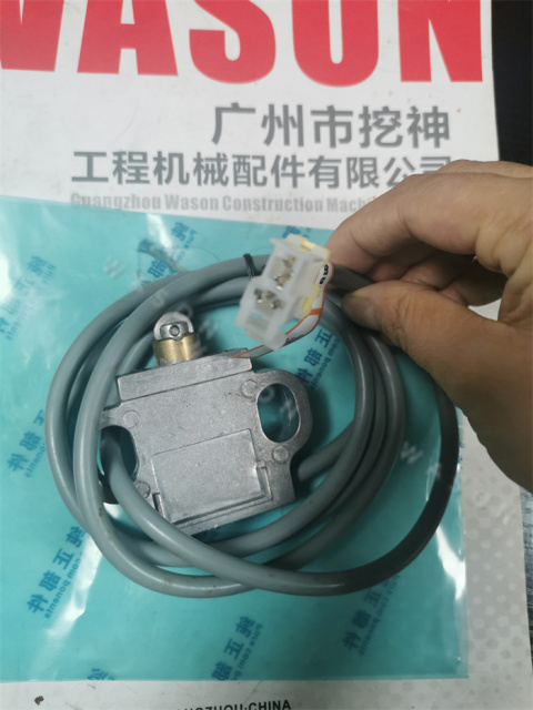 Travel Pressure Sensor Switch D4C-9093 203-06-56210 For PC200-5-6