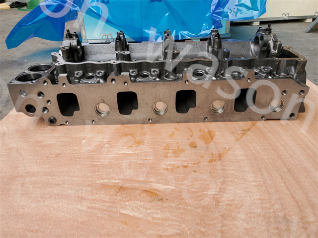 4HG1 Engine Cylinder Head assembly