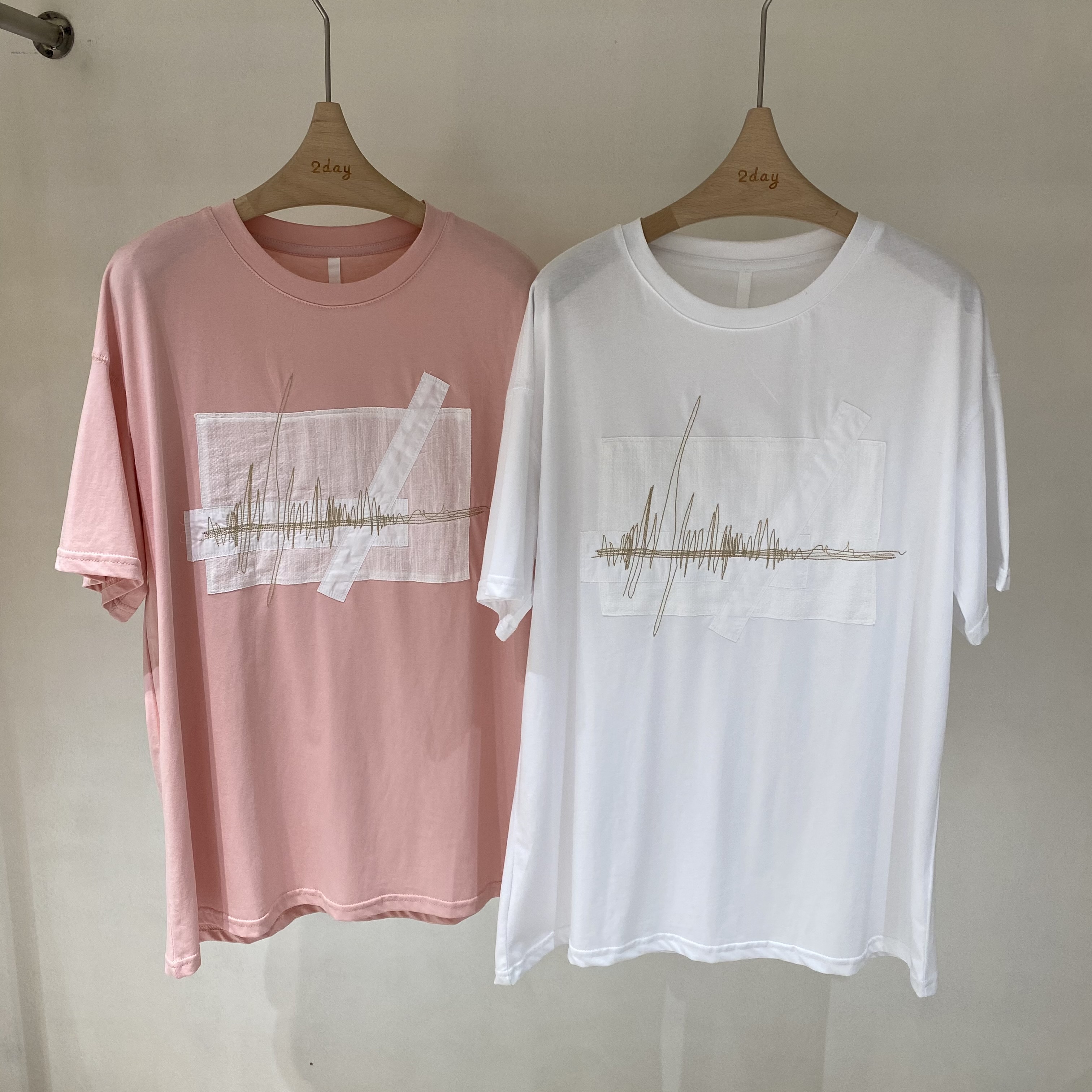 韓國2d新款刺繡曲線圖寬松韓範百搭chic短袖T恤上衣女21060306
