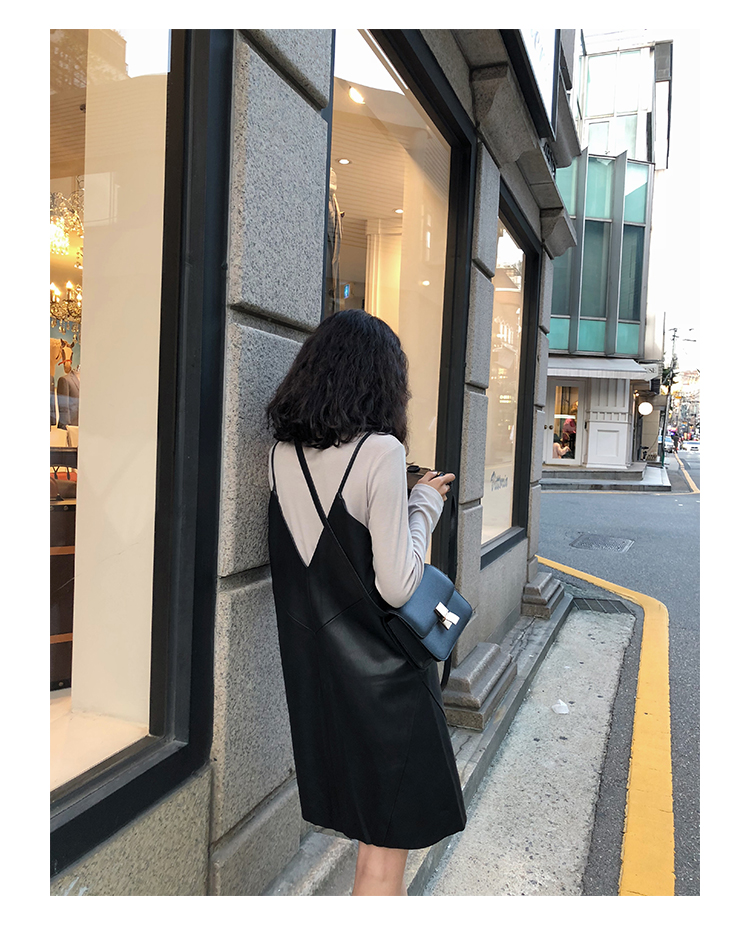 A7seven春秋PU皮裙吊帶背心打底連衣裙女黑色中長款內搭背帶裙子22031801
