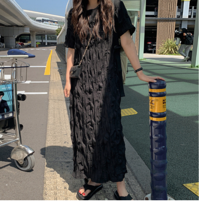 韓系chic夏季小眾簡約圓領褶皺肌理感寬松休閒純色短袖連衣裙女23061202