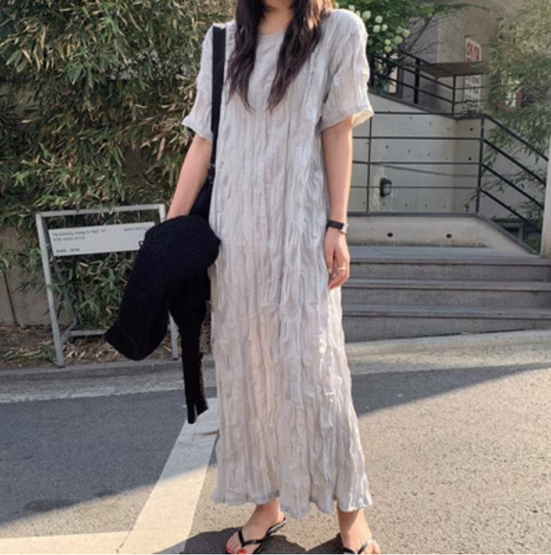 韓系chic夏季小眾簡約圓領褶皺肌理感寬松休閒純色短袖連衣裙女23061202