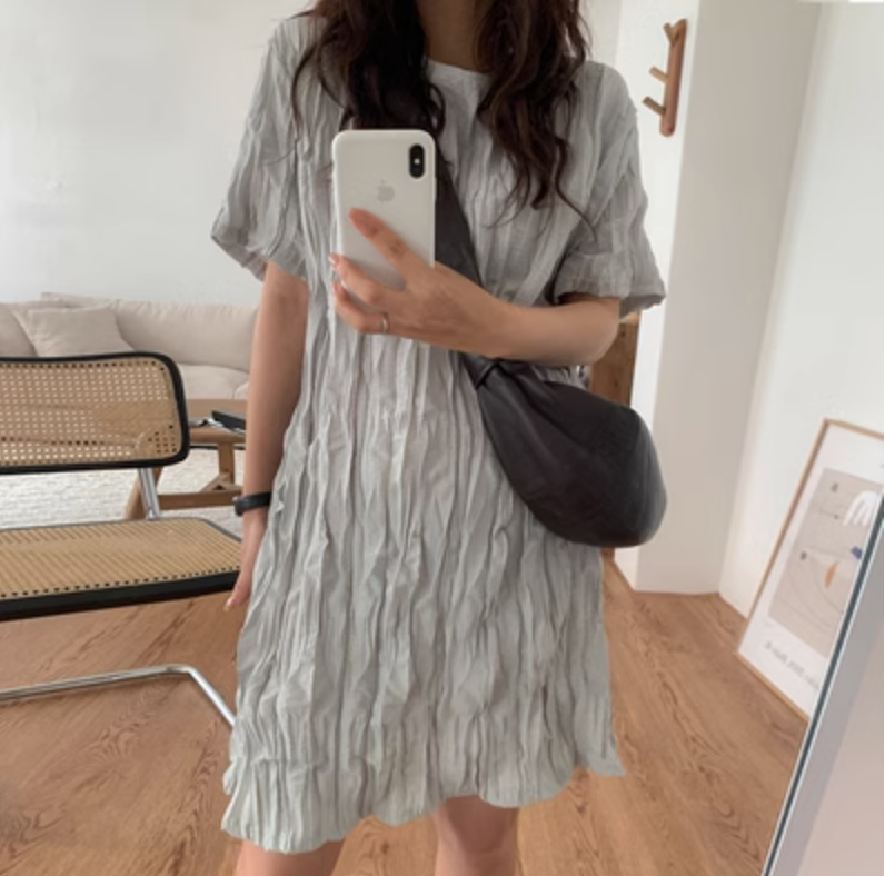 韓系chic夏季小眾簡約圓領褶皺肌理感寬松休閒純色短袖連衣裙女23061202