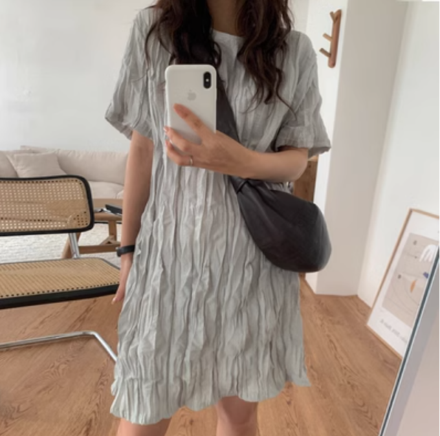 韓系chic夏季小眾簡約圓領褶皺肌理感寬松休閒純色短袖連衣裙女23061202
