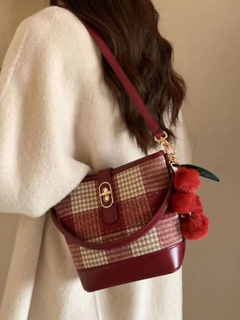 紅色格子迷你水桶包包女高級感呢子手提包新款休閒單肩斜挎包23122706