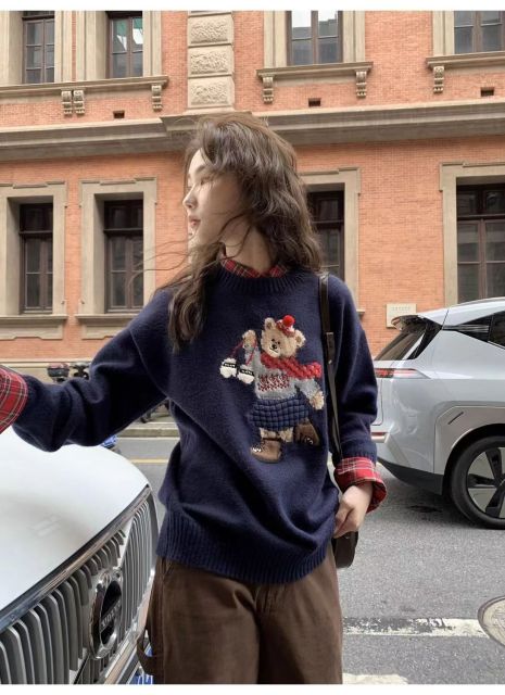 卡通小熊提花圓領毛衣女秋冬休閒減齡長袖針織衫寬松顯瘦日系百搭24011904